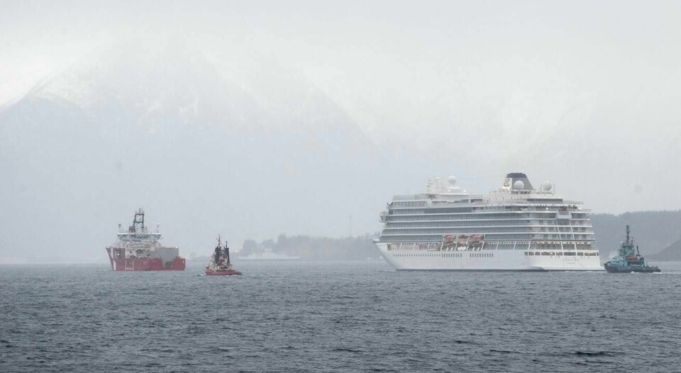 Cruiseskipet Viking Sky under slepes etter motorhavariet.