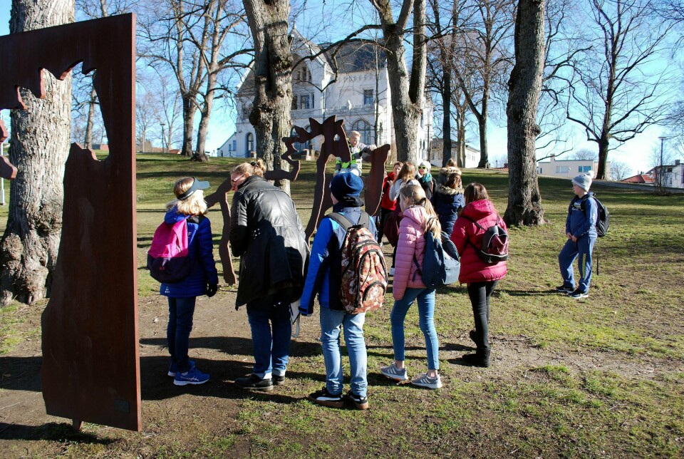 MANGFOLDIG: Kuntner Ellen K. Solberg guider elevene rundt til ti ulike kunstverk i Fredrikstad sentrum.