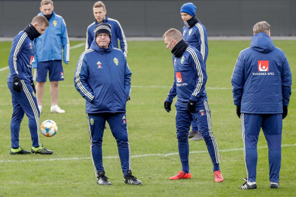 Sveriges landslagssjef Janne Andersson med spillerne på Ullevaal-matta mandag ettermiddag.