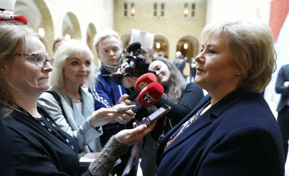 Statsminister Erna Solberg (H) på muntlig spørretime på Stortinget onsdag. Der hun måtte svare på spørsmål om hun vil gi Black Box og folkene bak stykket «Ways of Seeing» en beklagelse. Det vil hun ikke.