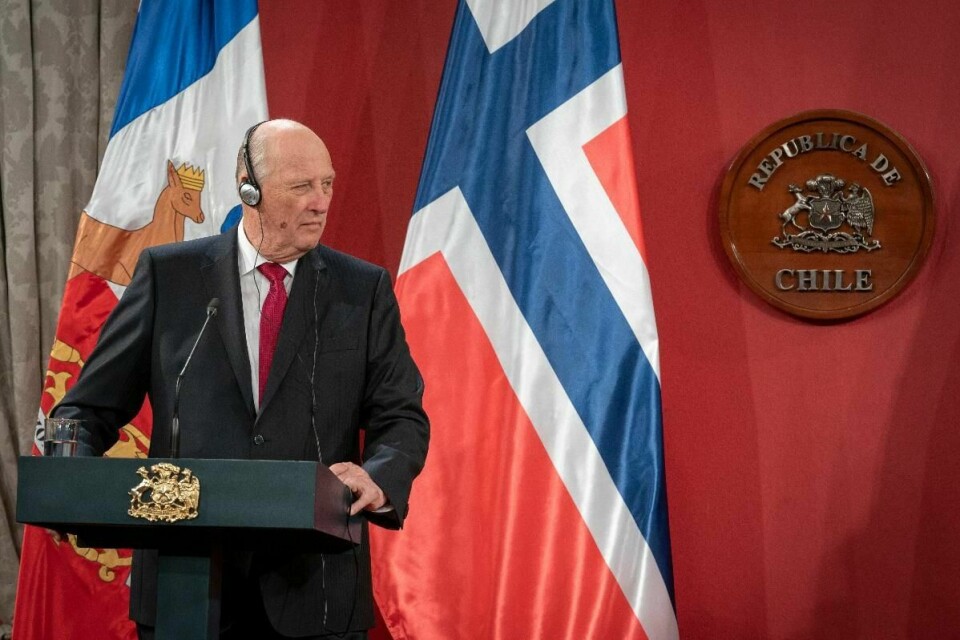 Kong Harald under en pressekonferanse i presidentpalasset i Santiago. Kongeparet skal være på et seks dager langt statsbesøk i Chile.