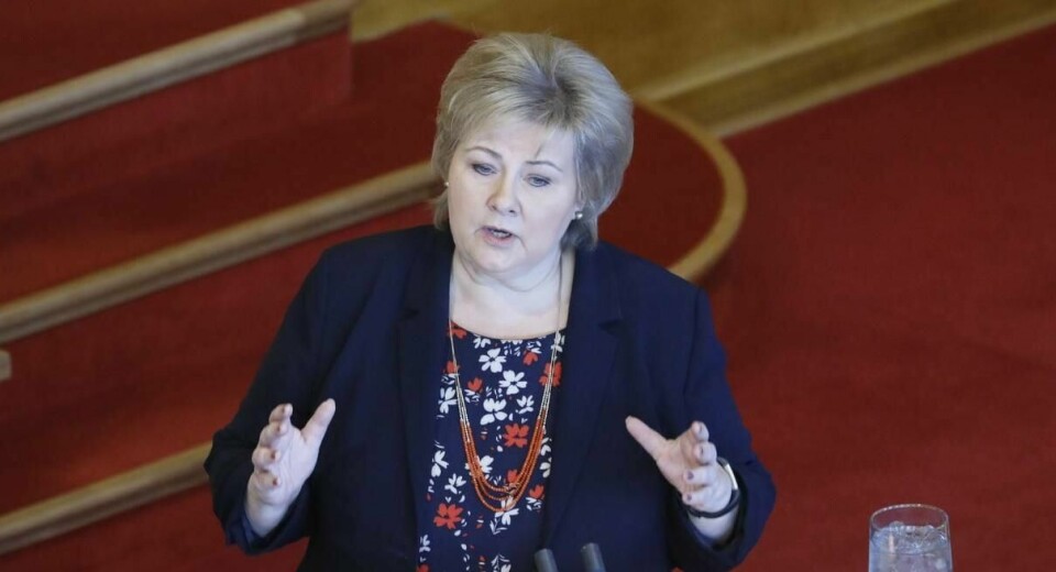 Kundene til PR-byråer som First House betaler dyrt for noe man kan få gratis, mener statsminister Erna Solberg (H). Hun ville ikke være med på at det er problematisk at folk veksler mellom politikk og PR-bransjen og viser til regler for habilitet og saksbehandling.