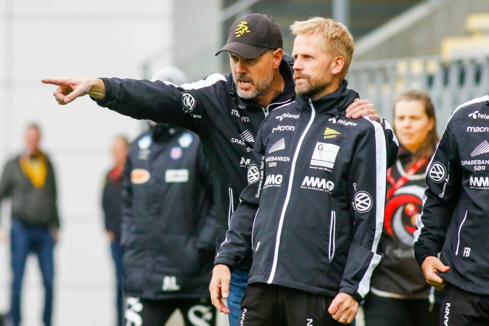 Kjetil Rekdal fikk hovedrollen i serieåpningen i 1. divisjon, uansett hva som skjedde på banen. Her sammen med assistenttrener Joey Hardarson.