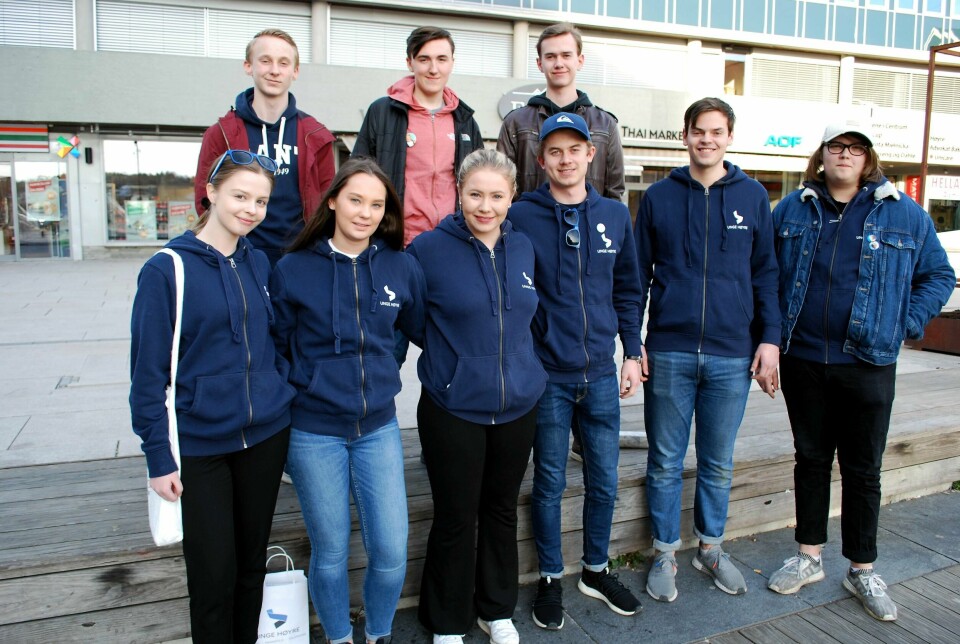 STREIKENEKTERE: Østfold Unge Høyre – med blant andre Sandra Lexander (foran fra venstre), Caroline Grønli Andersen, Malene Kristine Haagensen Preutz og Daniel Karlsen – velger en annen tilnærming til klima- og miljøsaken enn skolestreik.