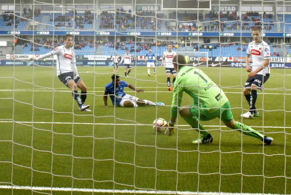 Moldes Thomas Olivier Amang (midten) setter inn 3-2 forbi keeper Iven Austbø i eliteseriekampen i fotball mellom Molde og Viking på Aker Stadion. Foto: Svein Ove Ekornesvaag / NTB scanpix
