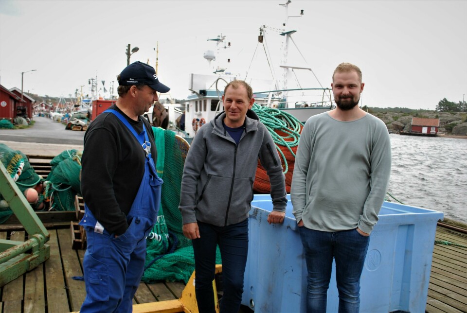 BETINGEDE OPTIMISTER: Leder Christoffer Svennes (t.h.) i Østfold Fiskarlag er positiv til en egen fiskerutdanning i fylket, men etterlyser en kvo kvoteordning som gjør det mer attraktivt å ta inn lærlinger. Her sammen med fiskerkollegene Øyvind Johansen og Ole Ragnar Torgersen. Leder Christoffer Svennes (til høyre), Øyvind Johansen (til venstre) og Ole Ragnar Torgersen i Østfold fiskerforening i Utgårdskilen på Hvaler.