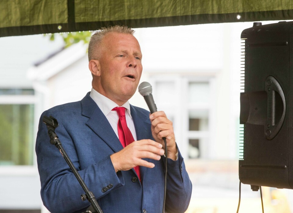 Hans Jørgen Lysglimt Johansen går ivrig rundt og samler underskrifter av skoleelever.