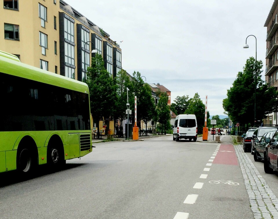 ET VANLIG SYN PÅ GALGEBERG: Her kjører en bil gjennom bommen som nettopp har åpnet seg for bussen. Nå vil administrasjonen i Oslopakke 3 ha bort erstatte bommen med bomstasjon.