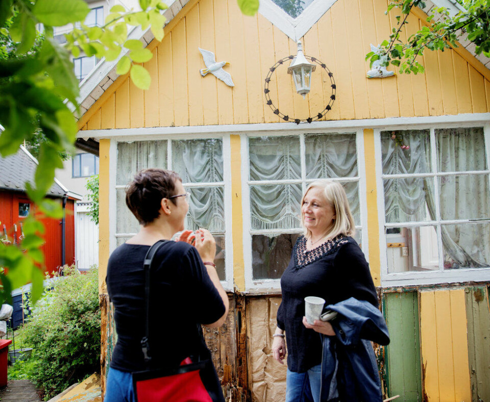kolonihytteidyll: Etter 12 år på venteliste kan drømmen om egen kolonihytte endelig gå i oppfyllelse for Gøril Sæbø. Hytta er en av de eldste i hagen – og bærer preg av det. Men venninna Trine Hagen (t.v.) ser mulighetene. kolonihytteidyll: Etter 12 år på venteliste kan drømmen om egen kolonihytte endelig gå i oppfyllelse for Gøril Sæbø. Hytta er en av de eldste i hagen – og bærer preg av det. Men venninna Trine Hagen (t.v.) ser mulighetene.