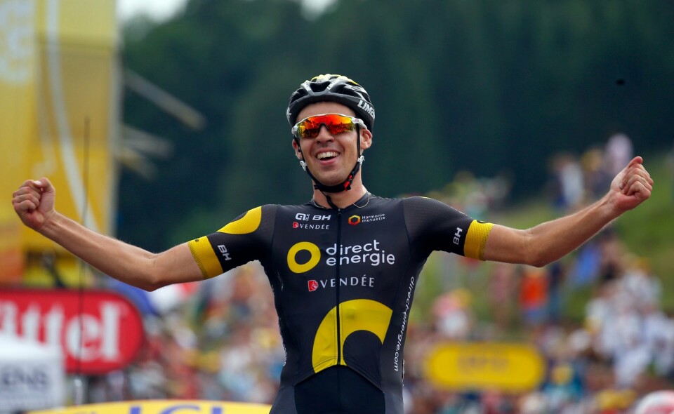 Lilian Calmejane kom alene til mål, til tross for å ha slitt med kramper opp den siste stigningen på lørdagens etappe i Tour de France. Foto: Peter Dejong / AP.