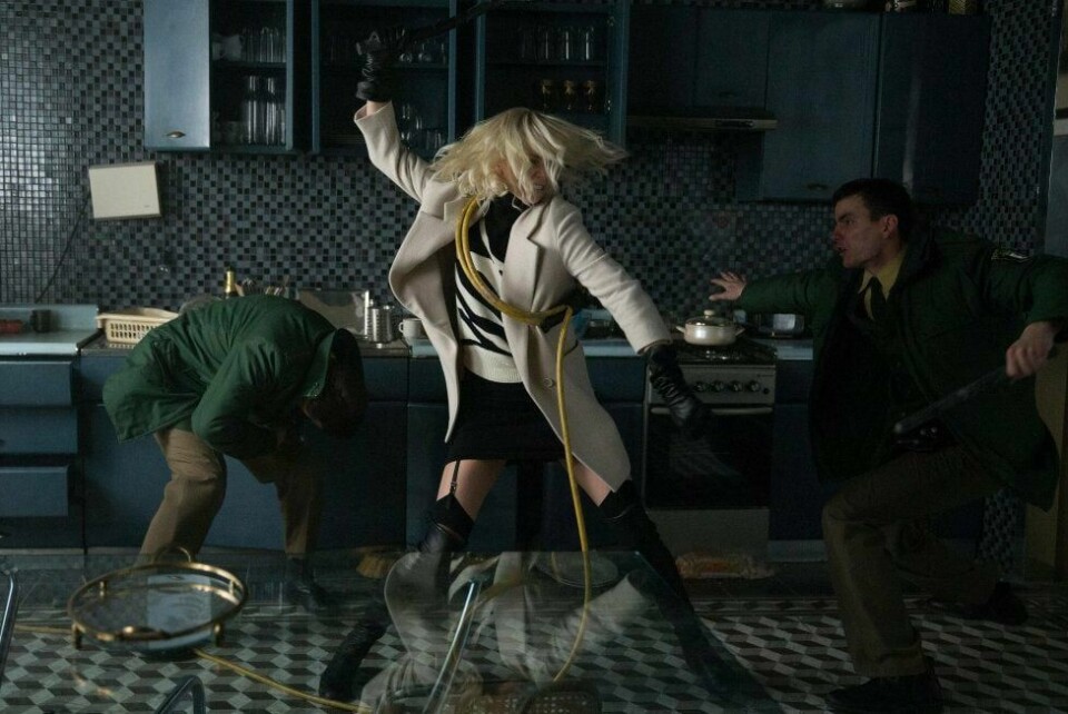 «Atomic Blonde» er full av velkoreograferte nærkampscener og Charlize Theron viser seg fram i en skikkelig rumpesparker-rolle. FOTO: UNITED INTERNATIONAL PICTURES