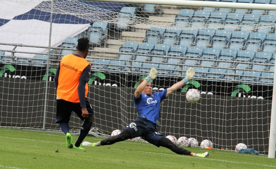 Viking har flere spillere på prøvespill. Christian Pyagbara er en av dem og her scorer han på dagens trening. Viking har flere spillere på prøvespill. Christian Pyagbara er en av dem og her scorer han på dagens trening.