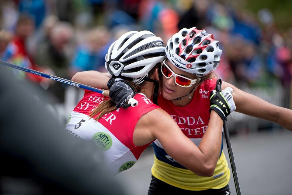 Heidi Weng gir Charlotte Kalla en klem etter duellen i Lysebotn opp. Foto: Carina Johansen / NTB scanpix