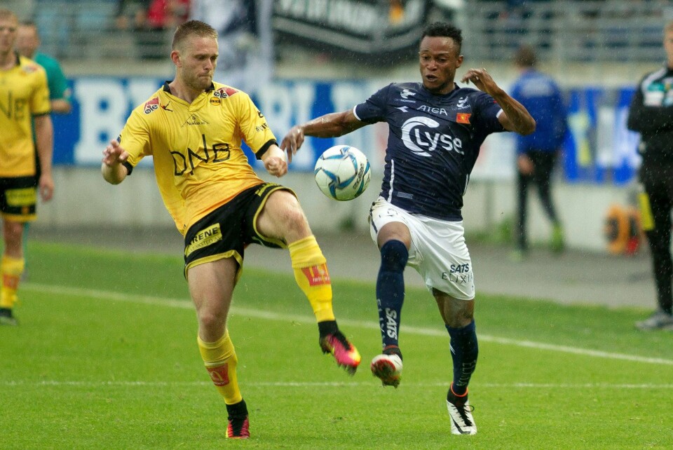 Samuel Adegbenro i aksjon under fjorårets oppgjør mot Lillestrøm på Viking stadion. På søndag møtes lagene igjen, og da er mest sannsynlig fortsatt Samuel Adegbenro Viking-spiller. Foto: Carina Johansen/NTB scanpix