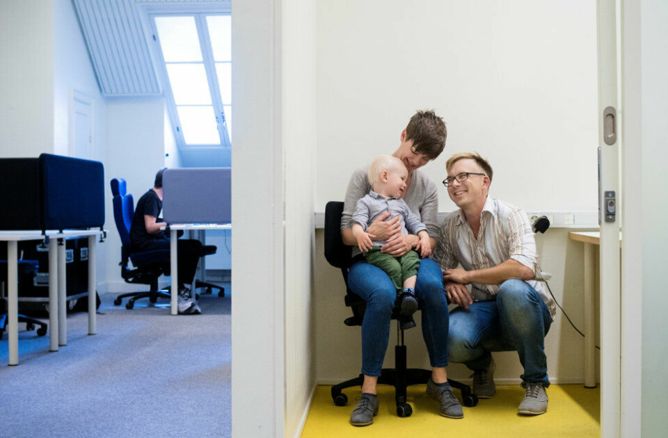 Oversetterne Magne Tørring og Gøril Eldøen møttes på skriveloftet og har sammen skapt Tobias (6 mnd). Av andre verk de takker loftet for, er «Merkelig vær i Tokyo» (Hiromi Kawakami). Oversetterne Magne Tørring og Gøril Eldøen møttes på skriveloftet og har sammen skapt Tobias (6 mnd). Av andre verk de takker loftet for, er «Merkelig vær i Tokyo» (Hiromi Kawakami).