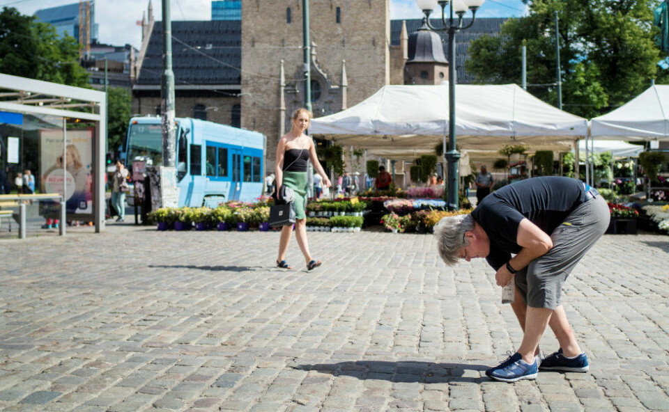 Mikrometeoritter finnes overalt, i gater, takrenner og på torv. Jon Larsen har brukt åtte år på å samle de ørsmå himmelfarerne. Mikrometeoritter finnes overalt, i gater, takrenner og på torv. Jon Larsen har brukt åtte år på å samle de ørsmå himmelfarerne.
