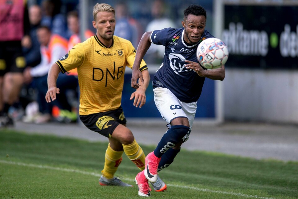 Samuel Adegbenro rundlurte LSK-forsvarer Mats Haakenstad gjentatte ganger under søndagens eliteseriekamp mot Lillestrøm. Foto: Carina Johansen / NTB scanpix