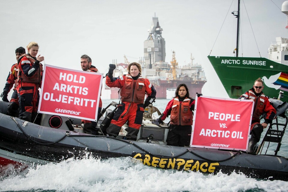 Skuespiller Lucy Lawless og aktivisten Joanna Sustento med flere Greenpeace-aktivister demonstrerte mot norsk oljeboring ved Statoil-riggen Songa Enabler i Barentshavet tidligere i sommer. Foto: Greenpeace/NTB scanpix
