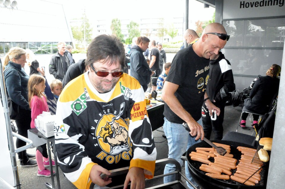 Pølsene gikk fort da Oilers hadde åpent hus torsdag. Her griller Stig Losvik og Øyvind Midtbø i Roughnecks for harde livet. ALLE FOTO: ESPEN IVERSEN Pølsene gikk fort da Oilers hadde åpent hus torsdag. Her griller Stig Losvik og Øyvind Midtbø i Roughnecks for harde livet. ALLE FOTO: ESPEN IVERSEN