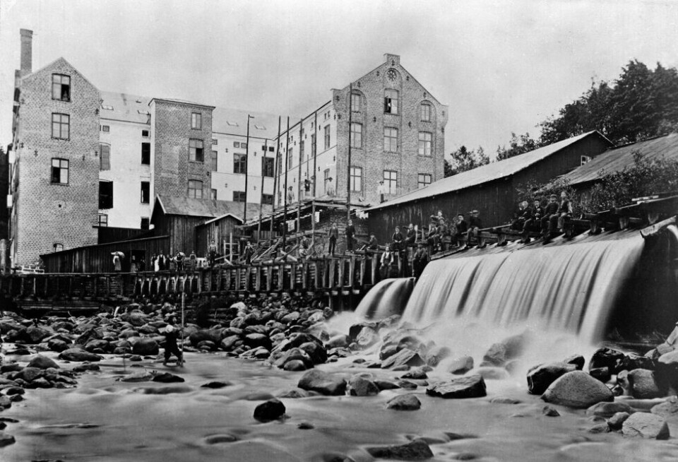 NYDALENS BOMULDSSPINDERI CIRKA 1878: Firmaet ble etablert i 1845 og det første spinneriet, seinere kalt Nedre Spinderi, åpna i 1847. Bygningen ble gjenreist etter en brann i 1876 og supplert med veveri i 1921. Den står fortsatt. NYDALENS BOMULDSSPINDERI CIRKA 1878: Firmaet ble etablert i 1845 og det første spinneriet, seinere kalt Nedre Spinderi, åpna i 1847. Bygningen ble gjenreist etter en brann i 1876 og supplert med veveri i 1921. Den står fortsatt.