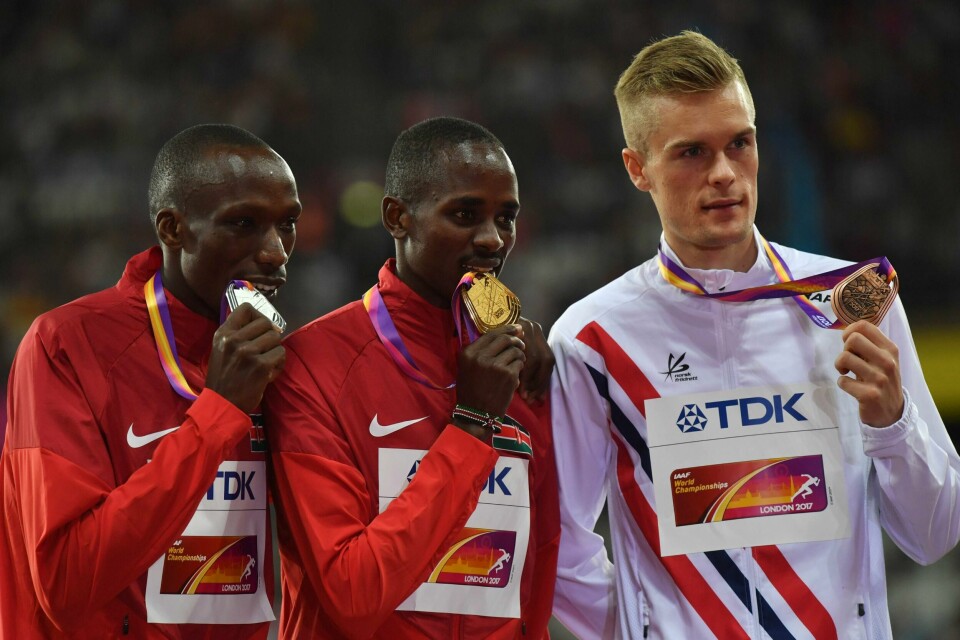 Filip Ingebrigtsen vurderte å legge opp i fjor. Her står han med VM-bronsen. AFP PHOTO / Ben STANSALL