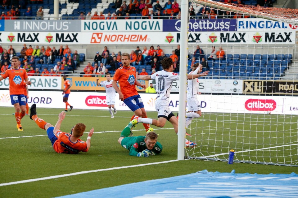 Tommy Høiland gir hjemmelaget ledelsen 1-0 i eliteseriekampen i fotball mellom Aalesund og Viking på Color Line Stadion. Foto: Svein Ove Ekornesvåg / NTB scanpix