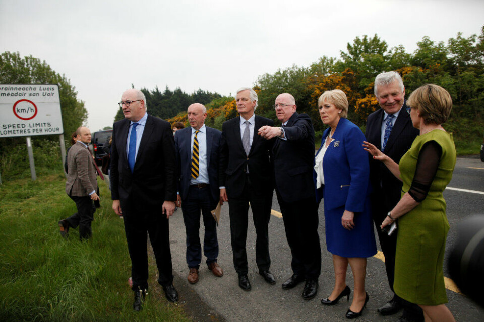 Hva som skjer med grensen mellom Irland og Nord-Irland er et viktig tema i brexitforhandlingene. I mai var EUs sjefforhandler Michel Barnier (nr. tre fra venstre) på befaring ved grensen. Hva som skjer med grensen mellom Irland og Nord-Irland er et viktig tema i brexitforhandlingene. I mai var EUs sjefforhandler Michel Barnier (nr. tre fra venstre) på befaring ved grensen.