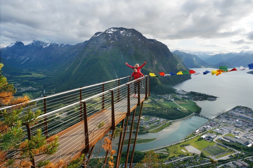 Fra Rampestreken får du panoramautsikt over Åndalsnes. Fra Rampestreken får du panoramautsikt over Åndalsnes.