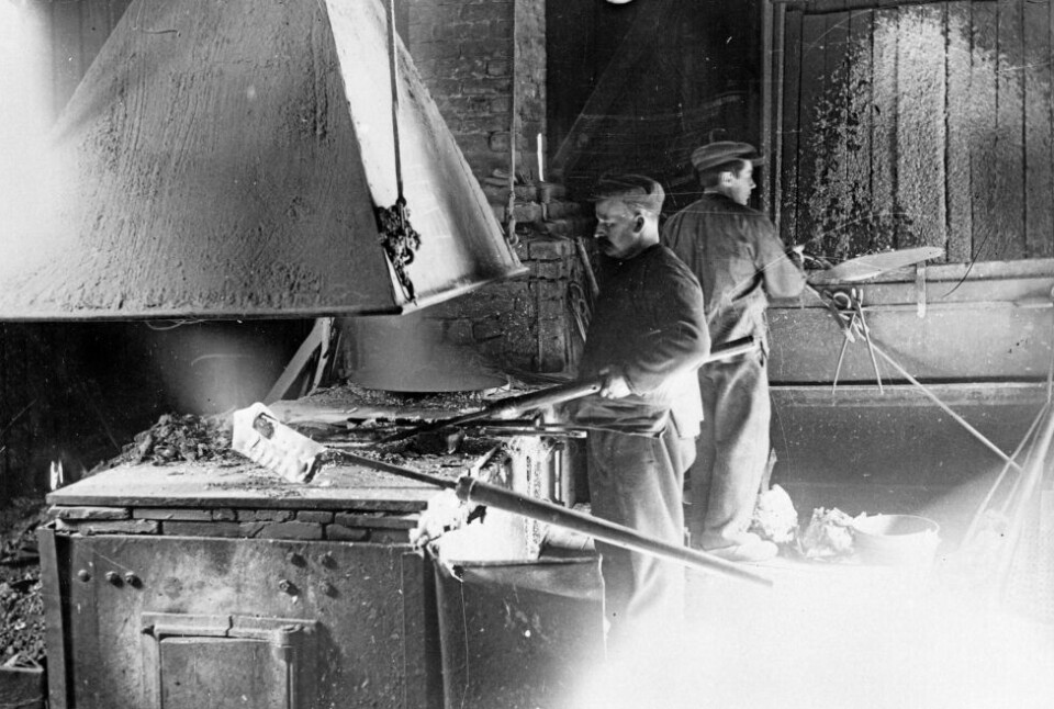 CHRISTIANIA SPIGERVERK 1920–30: Smeder i arbeid med spikerproduksjon. CHRISTIANIA SPIGERVERK 1920–30: Smeder i arbeid med spikerproduksjon.