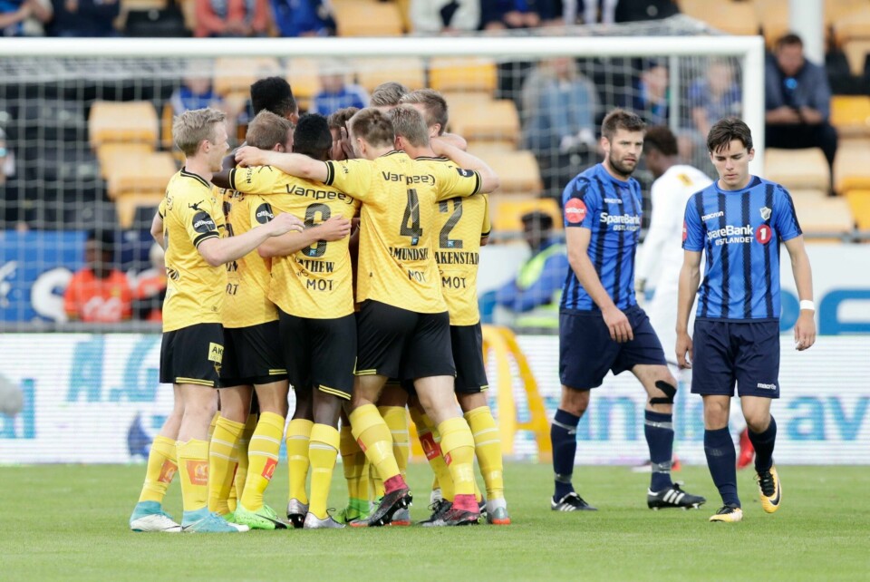 Lillestrøm-spillerne jubler etter at semifinalen er avgjort.