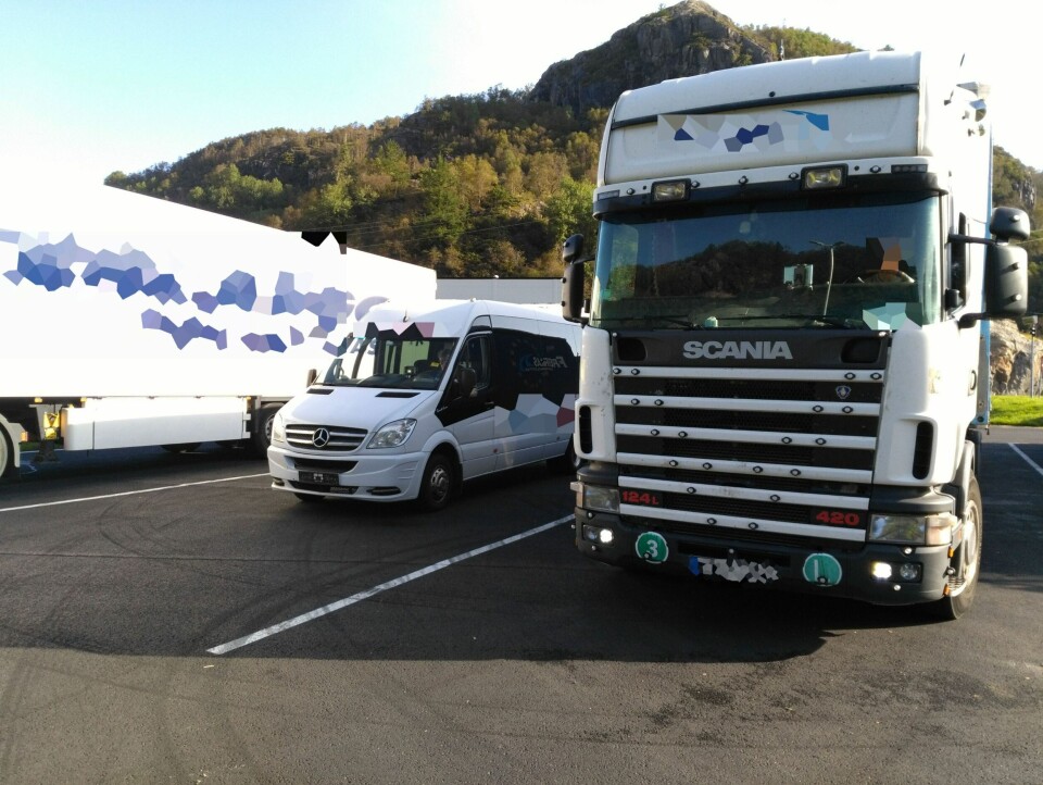 I dag var det ingen bønn, markeringslysene på denne traileren måtte vekk, etter å ha blitt stoppet flere ganger tidligere. Sjåføren fikk låne en avbitertang og måtte selv gjøre jobben. Foto: Statens vegvesen