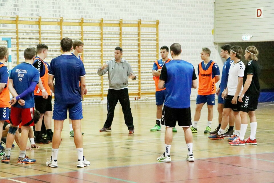 Sandnes HK-trener Dalibor Sedjak instruerer sine spillere på trening, og ser nok at det er en del å jobbe med etter dagens cupkamp mot Kristiansand. Foto: Pål Karstensen