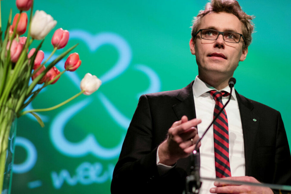 Ola Borten Moe omtales både som «oljebaron» og «tidenes mest aggressive oljetilhenger» i sin tid som olje- og energiminister, av Miljøpartiet De Grønne. Partiet mener verken han eller noen andre bør få en krone fra staten for fortsatt leting etter olje, allerede fra neste år. Ola Borten Moe omtales både som «oljebaron» og «tidenes mest aggressive oljetilhenger» i sin tid som olje- og energiminister, av Miljøpartiet De Grønne. Partiet mener verken han eller noen andre bør få en krone fra staten for fortsatt leting etter olje, allerede fra neste år.