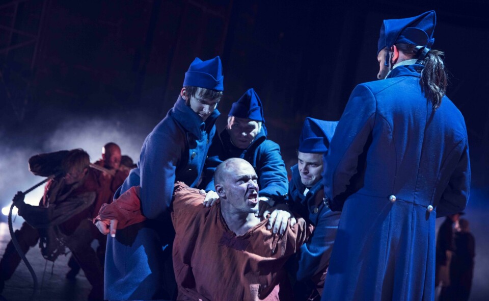 Jean Valjean, spilt av André Søfteland, blir den røde tråden gjennom en storslått oppsetning av Les Misérables. Jean Valjean, spilt av André Søfteland, blir den røde tråden gjennom en storslått oppsetning av Les Misérables.