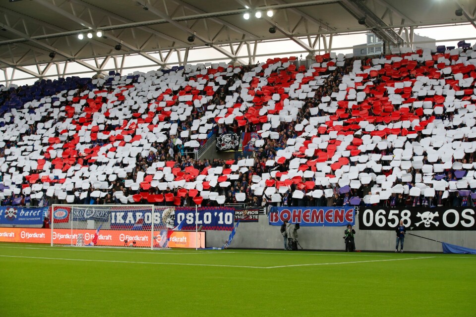 Sik så det ut da spillerne entret banen til den første kampen i Vålerenga kultur- og idrettspark. Sik så det ut da spillerne entret banen til den første kampen i Vålerenga kultur- og idrettspark.