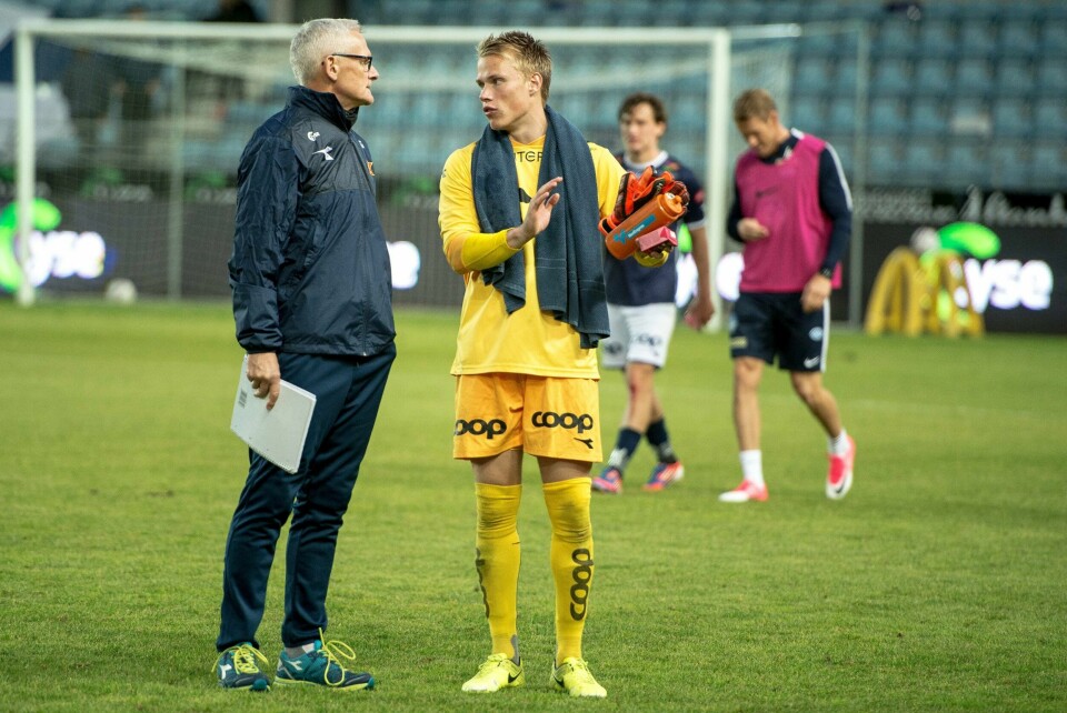 Viking-debutant Amund Wichne kom i og for seg greit fra debuten, selv om han måtte plukke tre baller ut av nettet. Foto: Carina Johansen / NTB scanpix