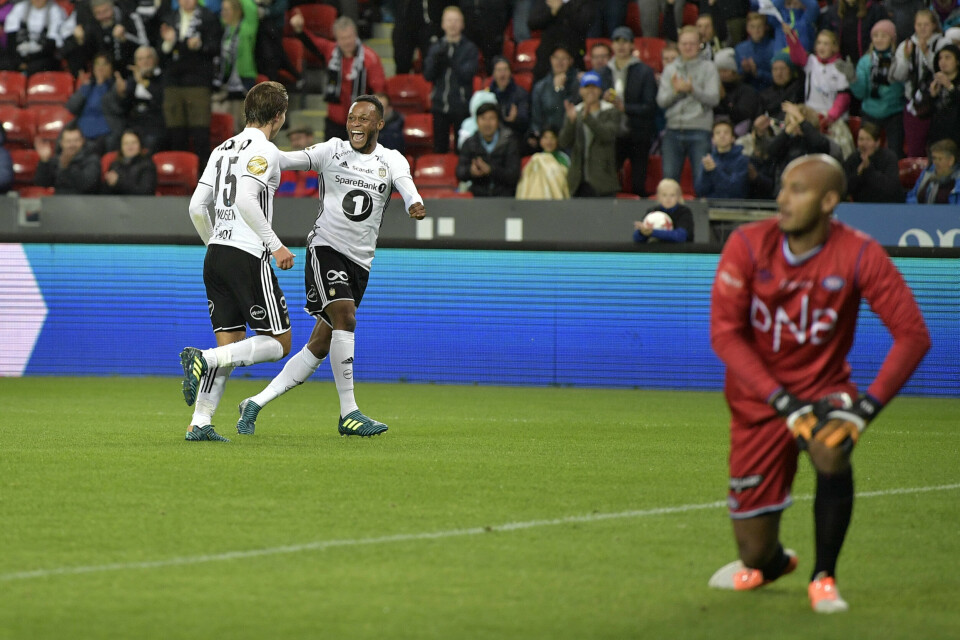 Adam Larsen Kwarasey har resignert. Anders Trondsen har sat Rosenborgs tredje scoring. Adam Larsen Kwarasey har resignert. Anders Trondsen har sat Rosenborgs tredje scoring.