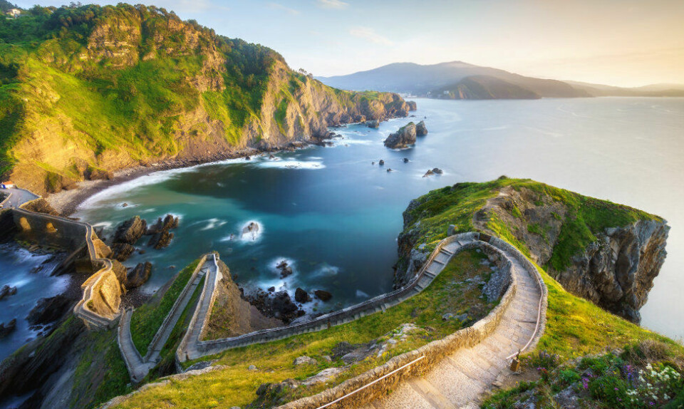 Drømmer du om Dragonstone? Da skal du oppsøke den spektakulære murveien som forbinder den bitte lille øya Gaztelugatxe med fastlandet i Nord-Spania. FOTO: ISTOCK Drømmer du om Dragonstone? Da skal du oppsøke den spektakulære murveien som forbinder den bitte lille øya Gaztelugatxe med fastlandet i Nord-Spania. FOTO: ISTOCK