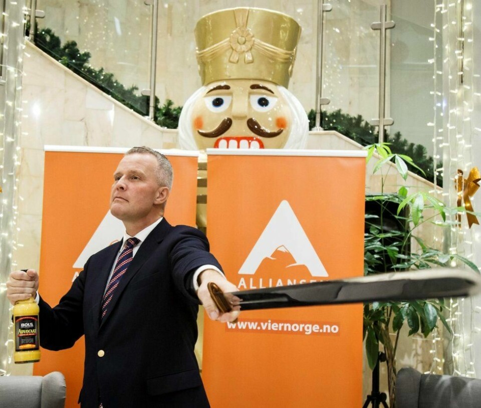 Hans Lysglimt Johansen lanserte partiet Alliansen i november i fjor, med både sverd og eggelikør. Over 3.300 stemmeberettigede lot seg lokke.