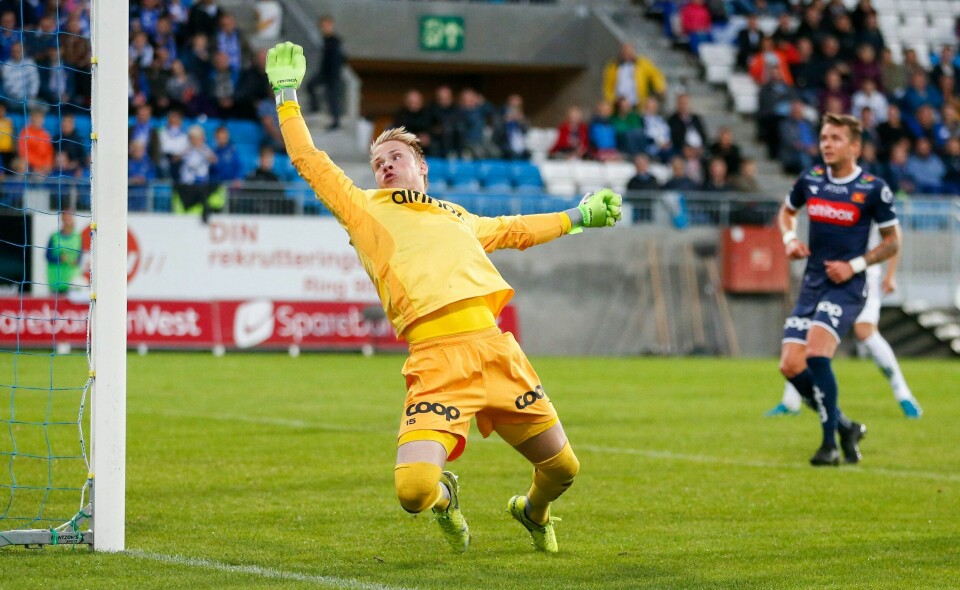 Vikings keeper Amund Wichne kan ikke stoppe skuddet til Haugesunds Alexander Stølås som første til 1-1. Eliteseriekampen i fotball mellom FK Haugesund og Viking på Haugesund stadion. Foto: Jan Kåre Ness / NTB scanpix