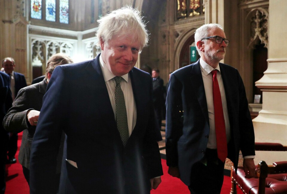 Boris Johnson smilte til kameraet under åpningen av Parlamentet noen dager før jul. Med solid flertall i Underhuset har han kontroll over britisk politikk ved inngangen til 2020. Jeremy Corbyn er derimot på vei ut på sidelinjen og går av som Labour-leder etter valgnederlaget 12. desember.