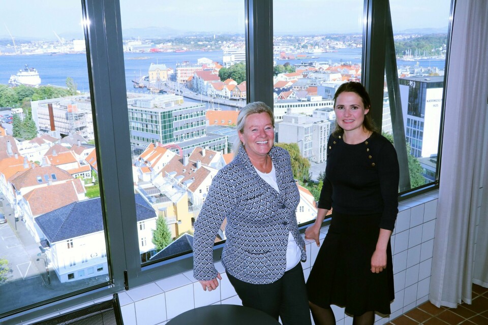 Høyres Kari Raustein (t.v.) og Aps Kari Nessa Nordtun er enige om at det bør bygges høyere og tettere på Holmen enn planleggerne har foreslått. FOTO: STEIN ROGER FOSSMO