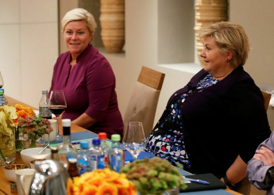 BLÅBLÅTT: Statsminister Erna Solberg (t.h.) valgte seg Fremskrittspartiet og Siv Jensen som regjeringspartner, og ut av samtalene gikk KrF og Knut Arild Hareide. FOTO: LISE ÅSERUD/NTB SCANPIX