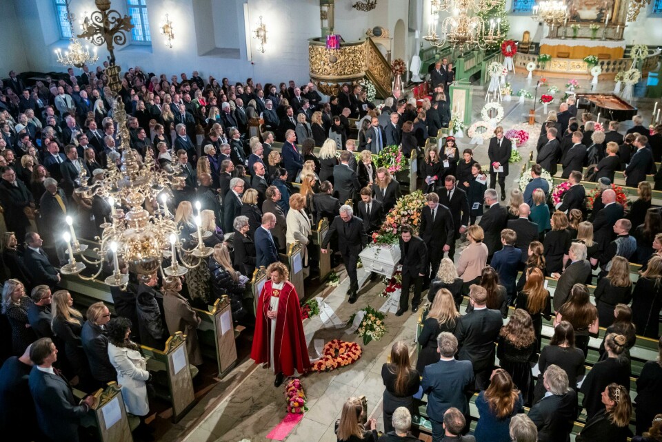Kronprins Haakon, Ask og Isak (Ari Behns nevøer), Christian Udnæs, Olav Bjørshol og Espen Bjørshol Solberg bærer båren med Ari Behn ut av Oslo domkirke etter bisettelsen. Oslo 20200103. Kronprins Haakon, Ask og Isak (Ari Behns nevøer), Christian Udnæs, Olav Bjørshol og Espen Bjørshol Solberg bærer båren med Ari Behn ut av Oslo domkirke etter bisettelsen. POOLFoto: Håkon Mosvold Larsen / NTB scanpix