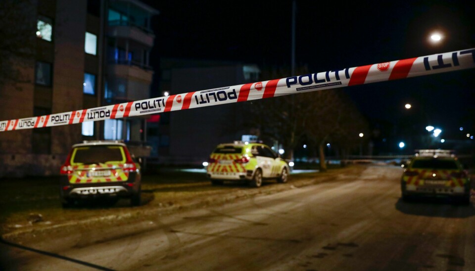 En person ble funnet alvorlig skadd utendørs på Haugenstua i Oslo. En kvinne er siktet for drapsforsøk.