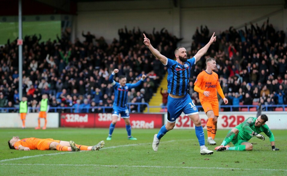 Aaron Wilbraham, med fortid i MFK, feirer etter å ha utlignet for Rochdale i kampen i FA-cupen mot Newcastle.