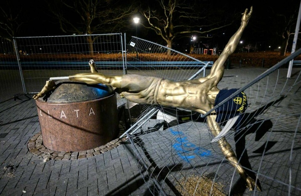 Zlatan Ibrahimovic-statuen i Malmö har nok en gang blitt utsatt for hærverk. Nå har den blitt saget ned. Foto: Johan Nilsson/TT NYHETSBYRÅN / NTB scanpix