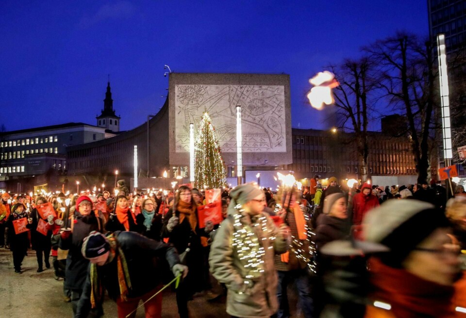 Protestene mot riving av Y-blokka øker. Torsdag i forrige uke demonstrerte 1.500 foran både Y-blokka og senere Stortinget med krav om at regjeringen gjør om på beslutningen om å rive bygget. Foto: Vidar Ruud/NTB scanpix