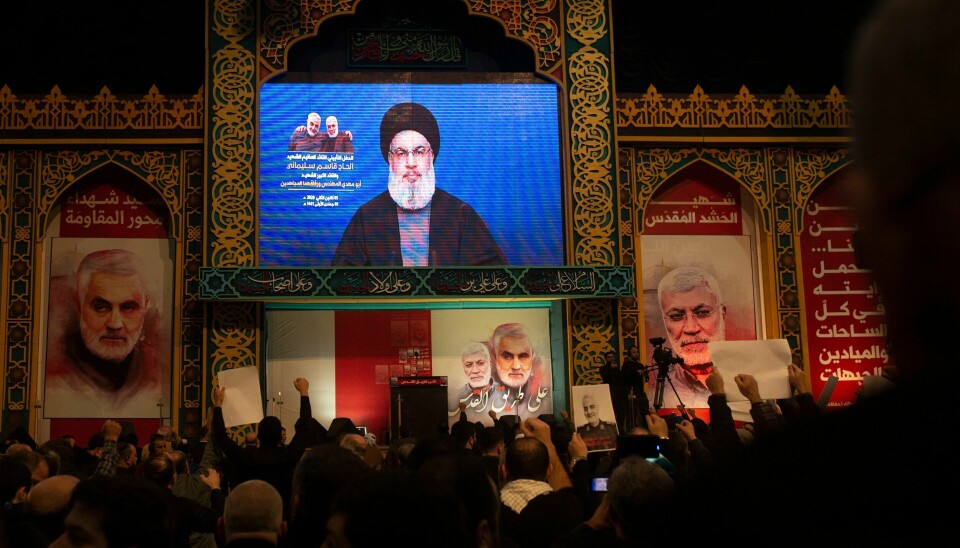 Hizbollahs leder Hassan Nasrallah (på skjermen) holdt søndag tale under en markering til støtte for den iranske generalen Qasem Soleimani, som ble drept i et amerikansk droneangrep i Bagdad.