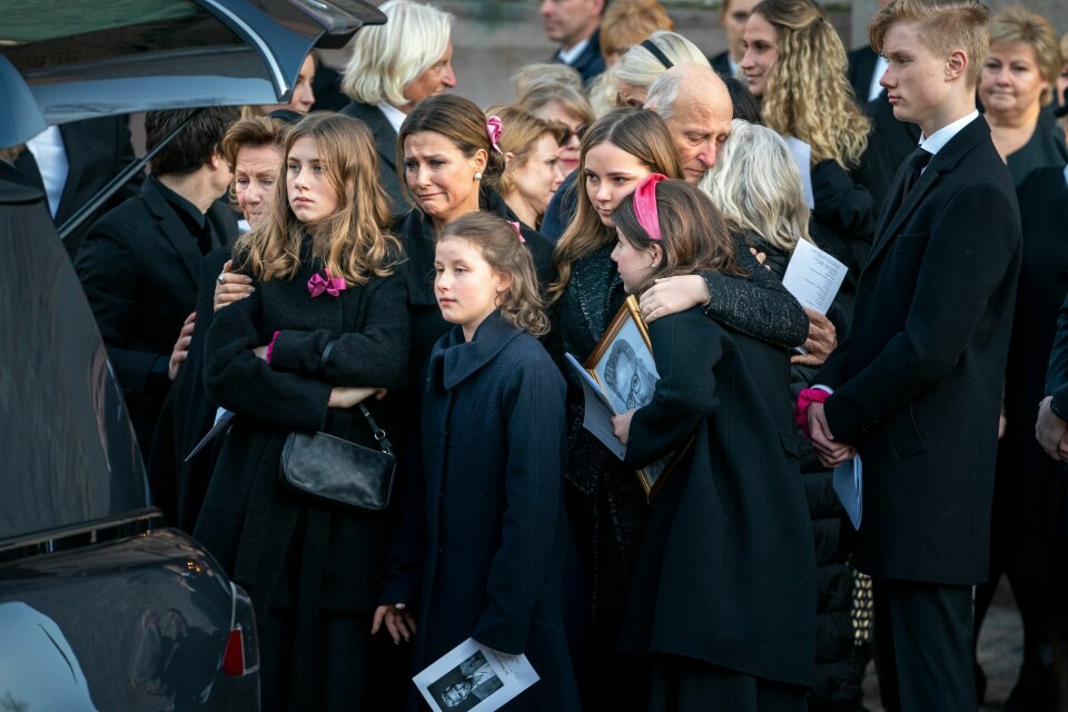 Familien etter bisettelsen av Ari Behn i Oslo domkirke. F.v.: Dronnong Sonja, Leah Isadora Behn, prinsesse Märtha Louise, Emma Tallulah Behn, prinsesse Ingrid Alexandra kong Harald og Maud Angelica Behn. Foto: Heiko Junge / NTB scanpix